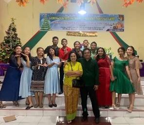 Remaja GMMI Gedung Arca &ldquo;Bermain Cahaya&rdquo; untuk Koreografi Tari Lilin