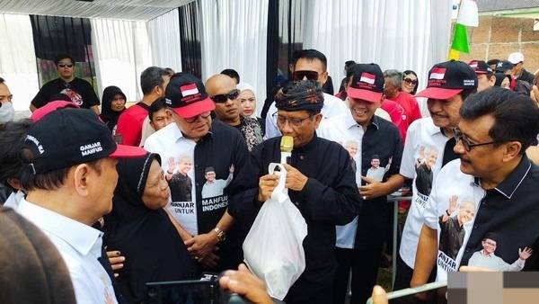 Warga Bandung Barat Ngeluh ke Mahfud MD Soal Sembako Mahal-Pupuk Subsidi