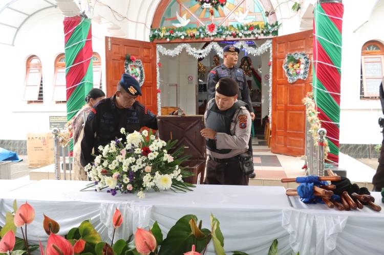 Tim Jibom Gegana Polda Sumut Sterilisasi Gereja di Pematang Siantar