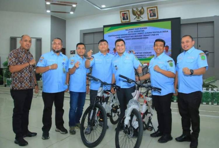 Capai Target PBB 100%, Enam Kades di Labura Terima Reward