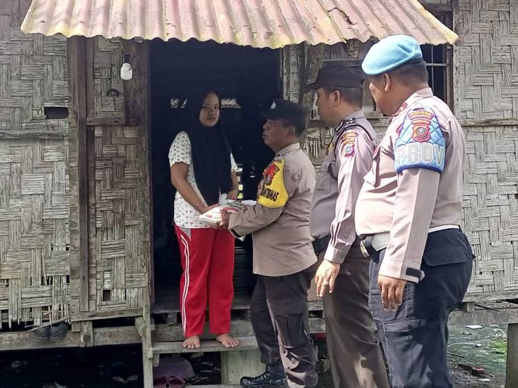 Polsek Tanjungberingin Bagikan Paket Bantuan Bahan Pangan ke Warga Kurang Mampu