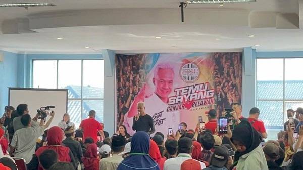 Ganjar Cerita ke Relawan soal Baliho Kampanye di Bali-Sumut Dicopot