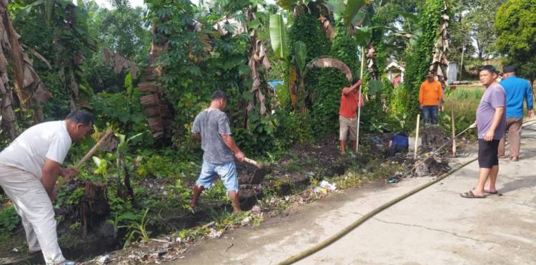 Warga Gotong Royong Bersihkan Parit di Ibu Kota Simalungun