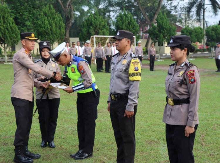 Kapolres Sergai Beri Penghargaan Personel Berprestasi
