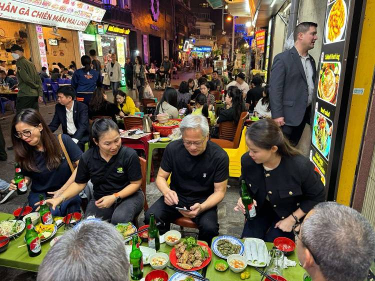 Pria Terkaya di Dunia Tapi Suka Makan di Kaki Lima