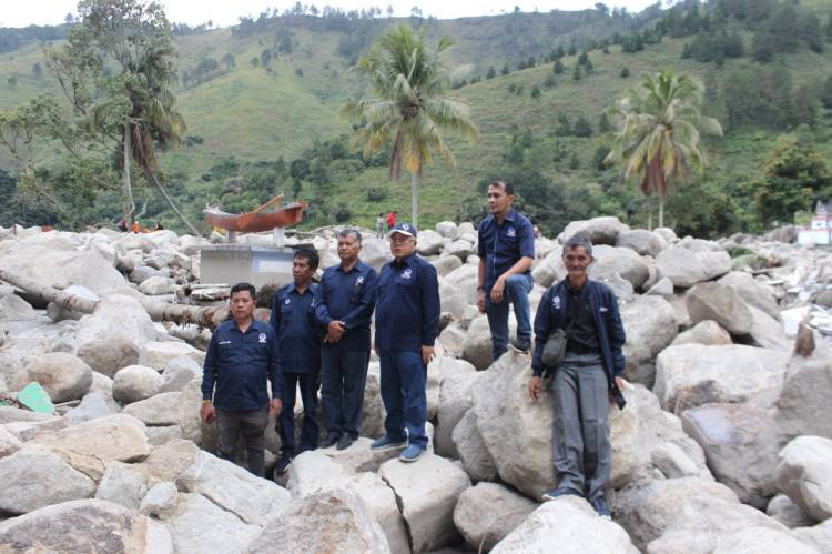DPD Partai NasDem Humbahas Bantu Korban Banjir Bandang dan Longsor di Desa Simangulampe