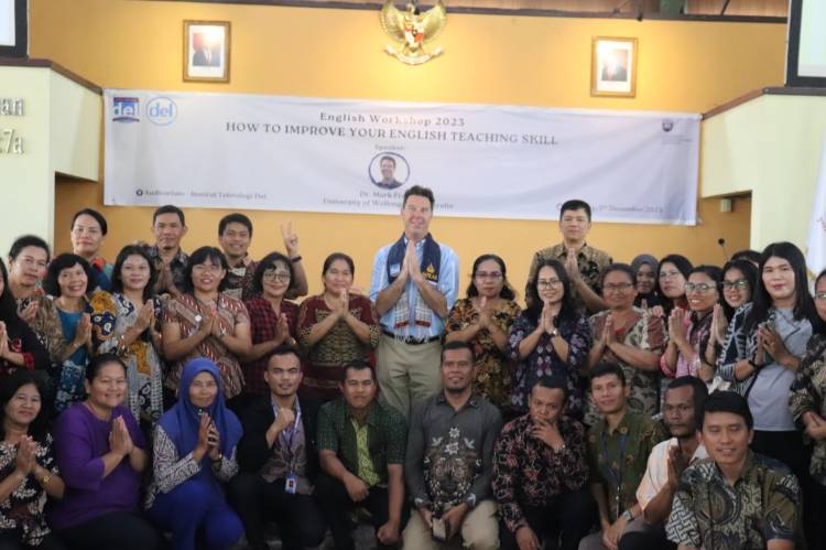 IT Del Tingkatkan Kemampuan Guru Bahasa Inggris di Toba