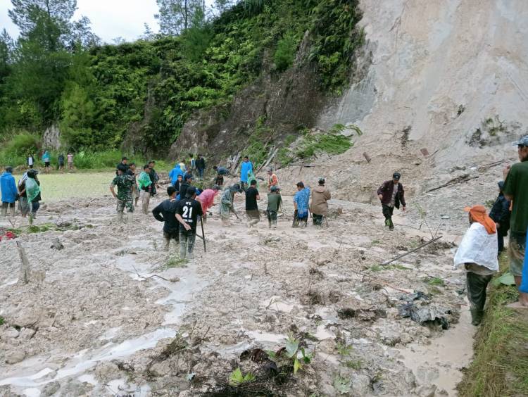 Ibu dan Anak Meninggal Tertimbun Tanah Longsor di Sipahutar