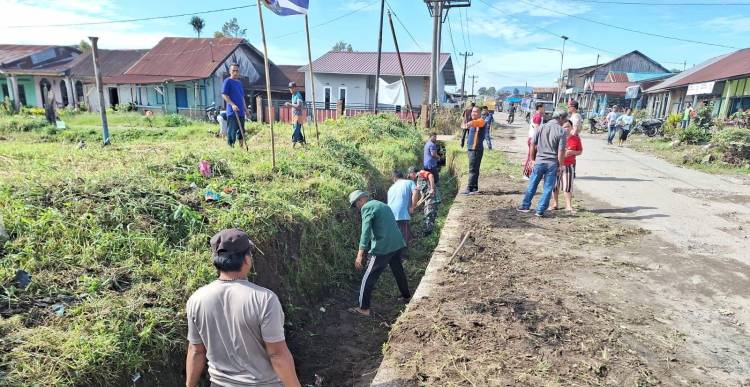 Kapolsek Dolok Silau Bersama Forkopimca Bersihkan Fasilitas Umum