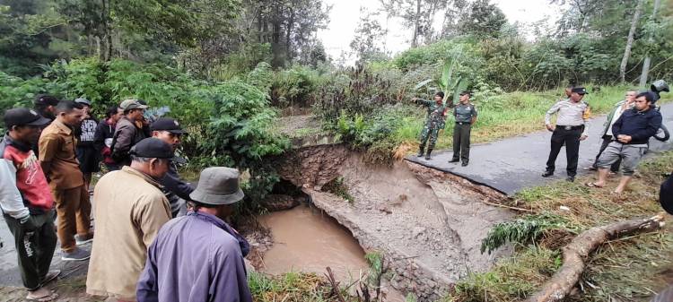 Dihantam Banjir, Jalan Tambokan di Kecamatan Pagaran Putus