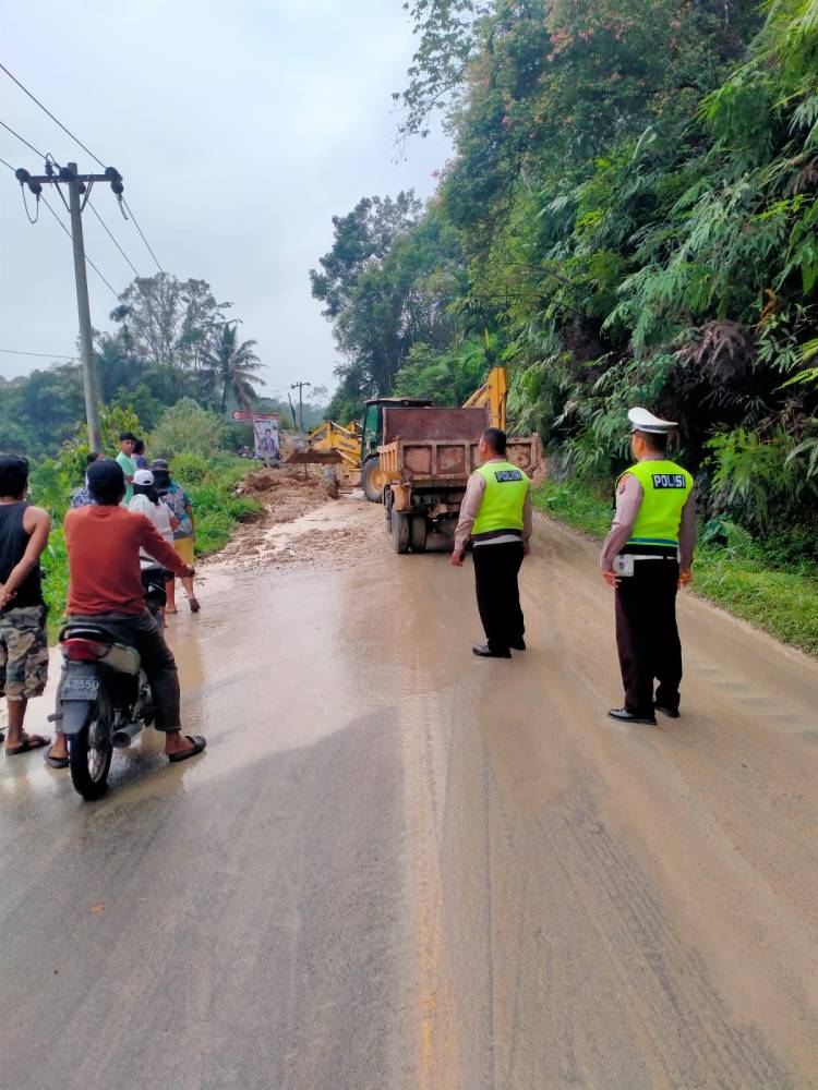 Dua Titik Jalinsum di Kecamatan Pahae Jae dan Pahae Julu Tertimbun Tanah  Longsor, Truk Jatuh ke Jurang