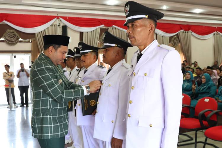 Lantik 13 Kades, Bupati Pakpak Bharat Minta Kades Hayati Janji yang Diucapkan