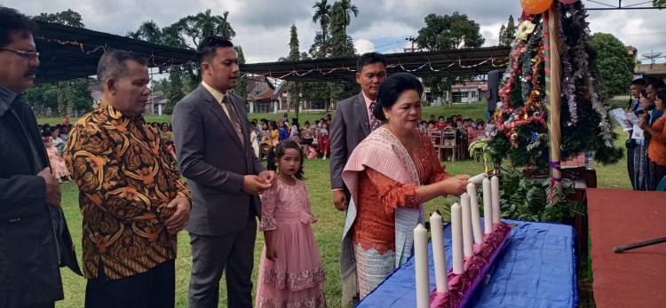 Natal Keluarga Besar SD Plus Tigabalata Penuh Sukacita