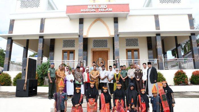 Bupati Samosir Vandiko Gultom Resmikan Masjid Nurul Islam di Sukkean