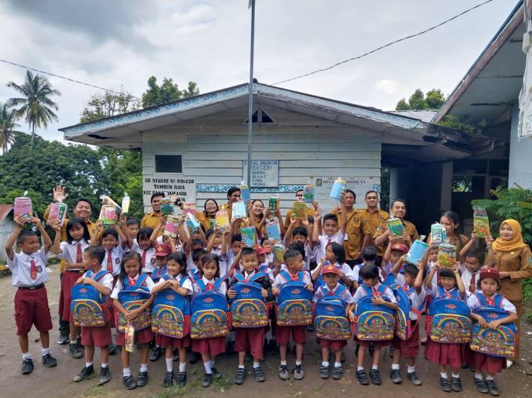 Toba Tilapia Bagikan Paket Sekolah kepada Ratusan Siswa di Simalungun