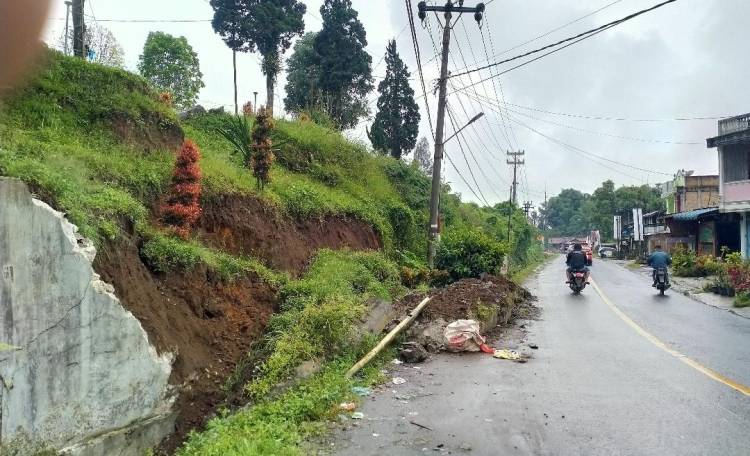 Tebing Jalan Nasional di Saribudolok Longsor