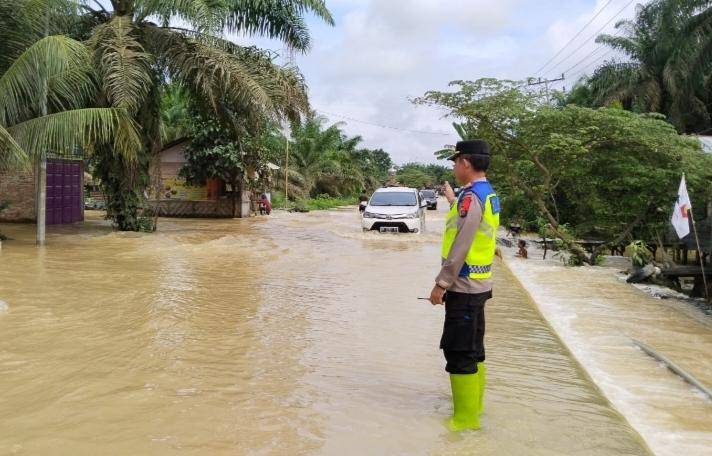 Sungai Bilah Meluap, Jalan dan Pemukiman di Pangkatan Labuhanbatu Banjir