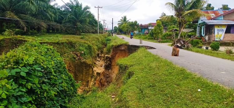 Jalan Penghubung 4 Desa yang Longsor di Nagori Parmonangan Mulai Ditangani