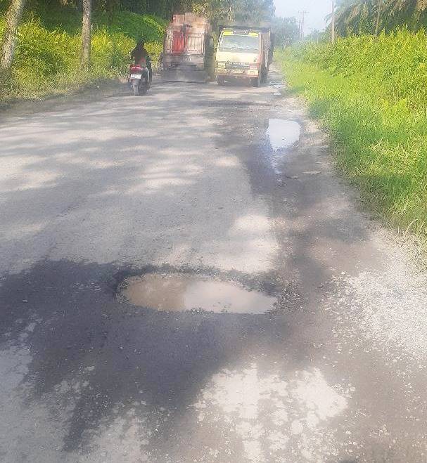 Jalan Penghubung Aeknabara - Negeri Lama Banyak Lobang Menganga