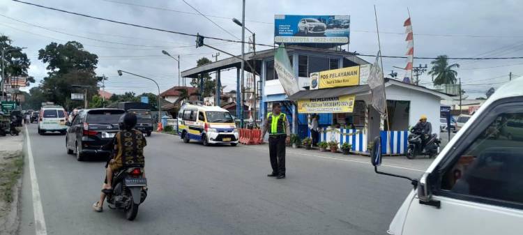 Personel Polres Pematangsiantar Disiagakan di Perlintasan Jalan Pematangsiantar