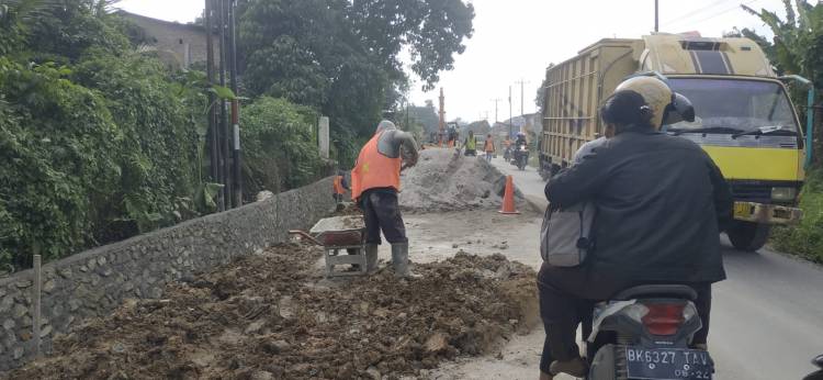 Ada Pengerjaan Proyek di Jalan Besar Saribudolok, Pengedara Diminta Hati-hati