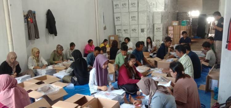 KPU Pematangsiantar Libatkan 90 Warga Melipat Surat Suara Pilpres dan DPD