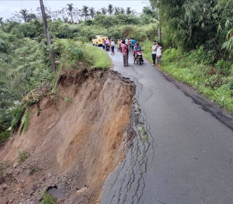 Jalan Penghubung Bahapalraya Menuju Ibu Kota Simalungun Terancam Putus