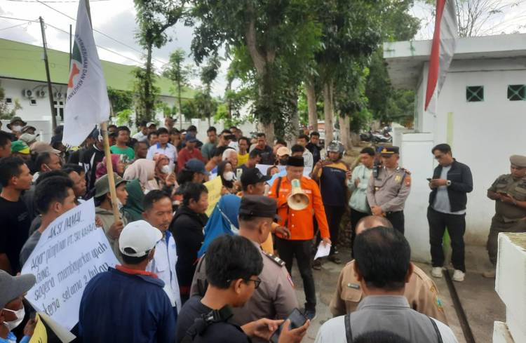 Dua Bulan Upah Tak Dibayar, Puluhan Pekerja PT SRA Gelar Aksi Damai di DPRD Sergai