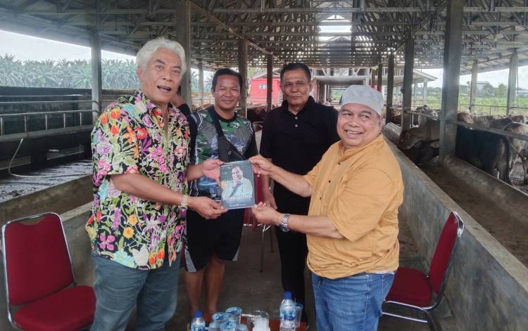 Mantan Ketua DPRD Medan Serahkan Buku &ldquo;Amiruddin, Awak Sepatu dari Kota Matsum&rdquo;