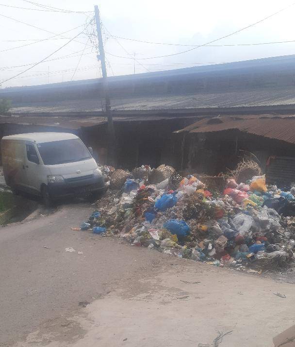 Tumpukan Sampah di Jalan Veteran Aeknabara Ganggu Warga dan Pengendara