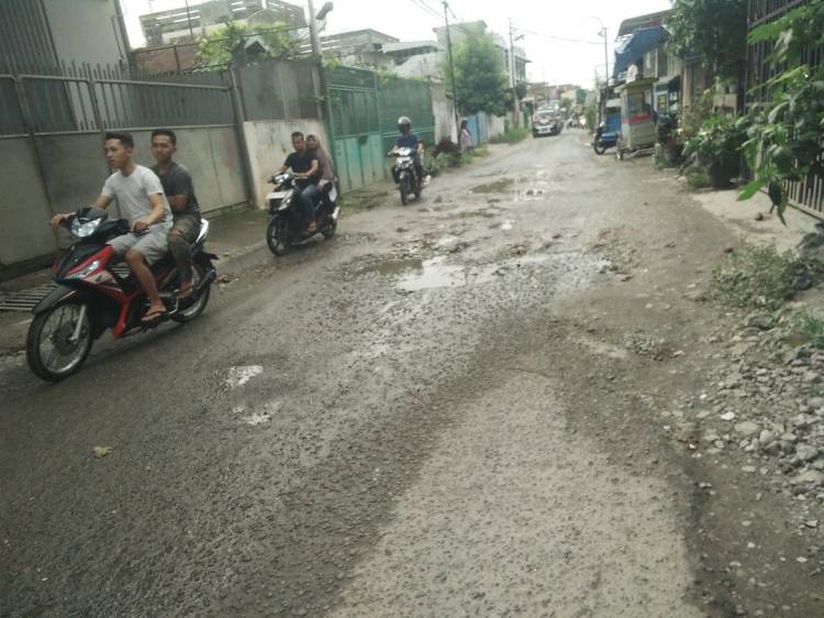 Jalan Mojopahit Siantar Utara Rusak, Pengendara Harus Ekstra Hati-hati