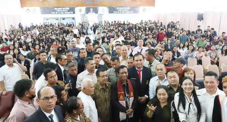 Beri Kuliah Umum, Mahasiswa Nommensen Medan Puji Mahfud Md