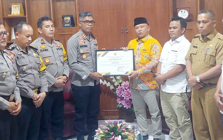 Situasi Kamtibmas Aman dan Kondusif, Pimpinan DPRD Dairi Serahkan Penghargaan kepada Kapolres dan Dandim