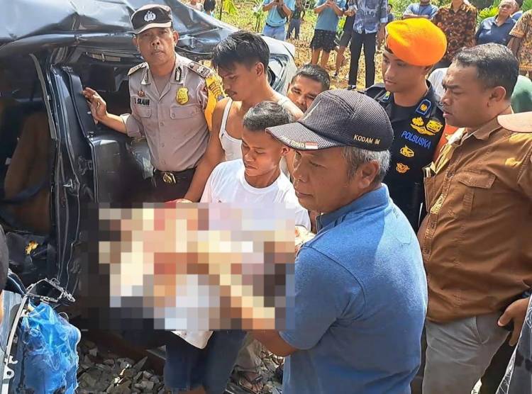 Mobil Tertabrak KA di Tebingtinggi, Seorang Pelajar Tewas