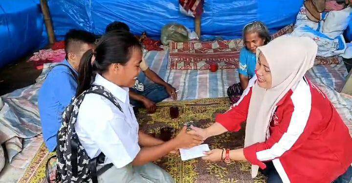 RAS H Novri Berikan Bantuan kepada Korban Kebakaran