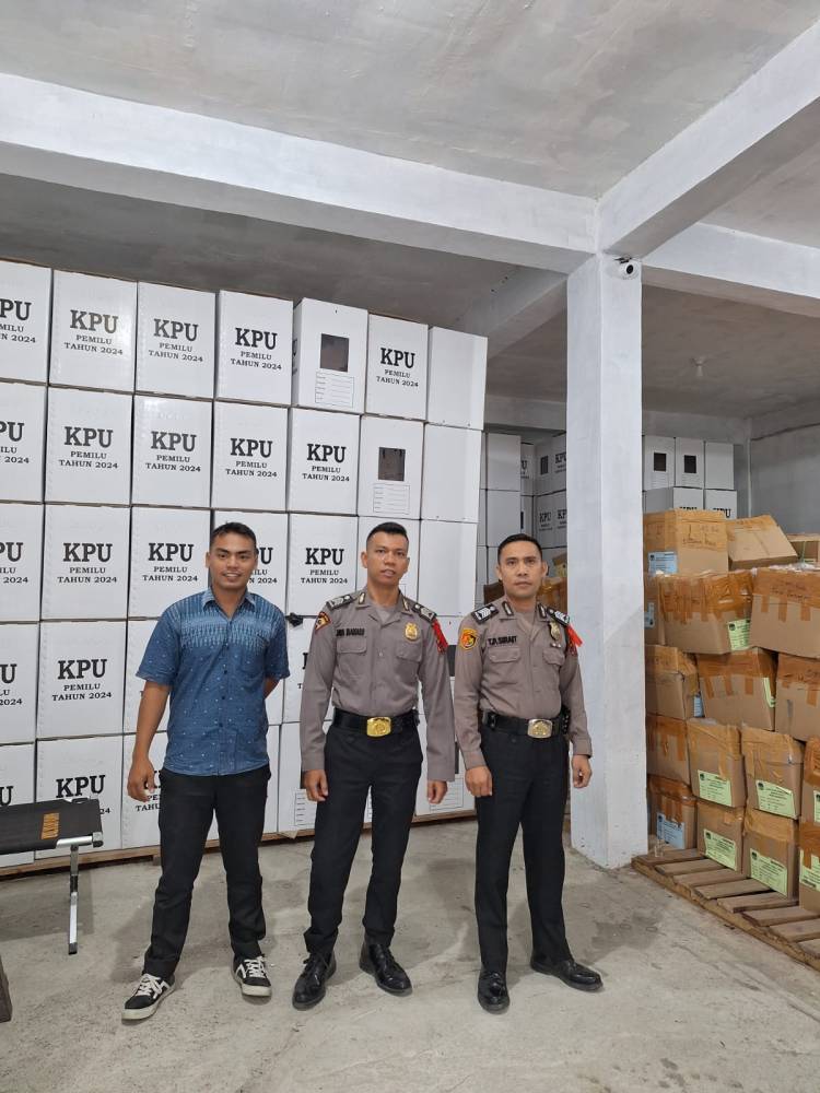Polisi Kawal Kedatangan Logistik Pemilu 2024 di KPU Pematang Siantar
