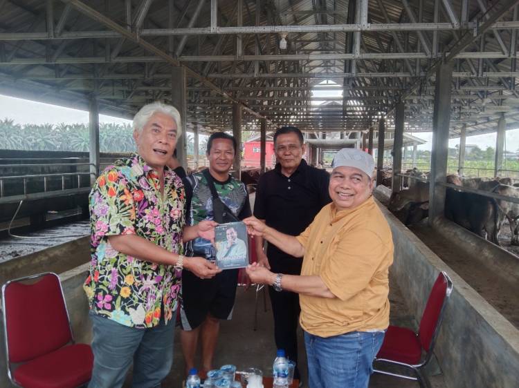 Mantan Ketua DPRD Medan Serahkan Buku &ldquo;Amiruddin, Awak Sepatu dari Kota Matsum&rdquo;