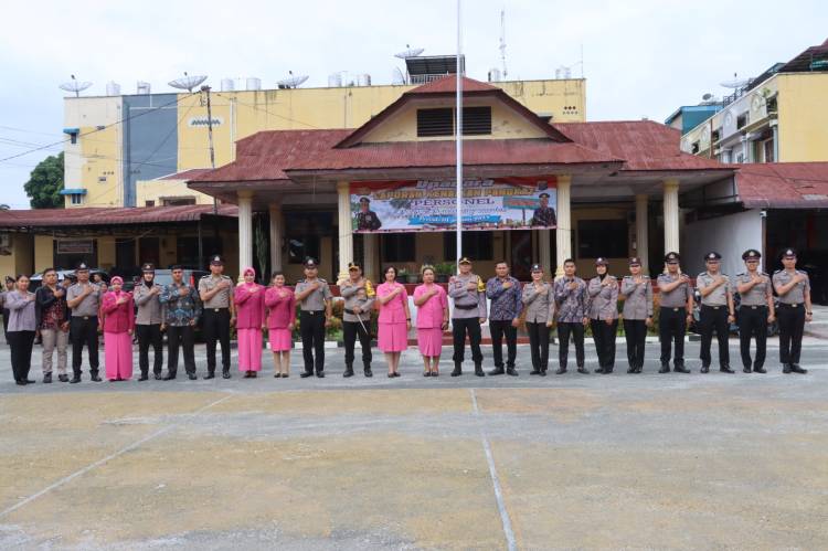 Kapolres Pematang Siantar Pimpin Upacara Kenaikan Pangkat 55 Personel