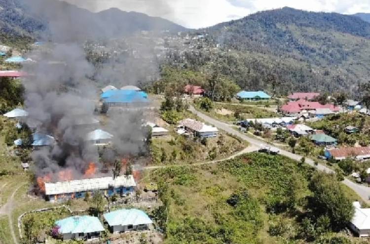 KKB Bakar Rumah Dinas Anggota DPRD Intan Jaya hingga Teror Warga