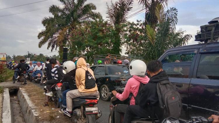 Arus Balik Padat, Ribuan Kendaraan Merayap di Jalan Besar Sidamanik-Simarimbun