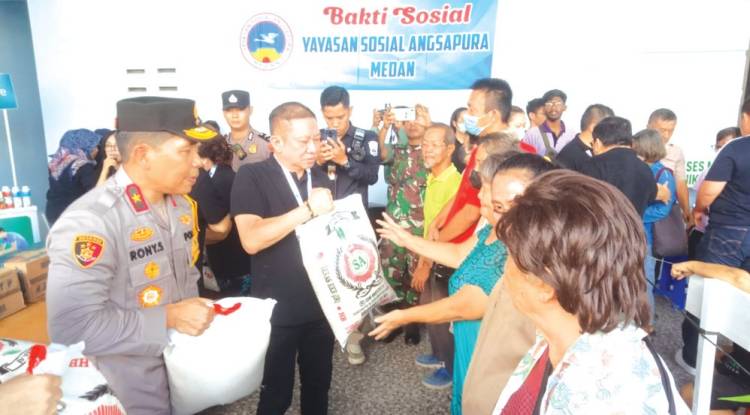 Wakapolda Sumut dan Ketum Yasora Bagikan 500 Sembako Menyambut Imlek