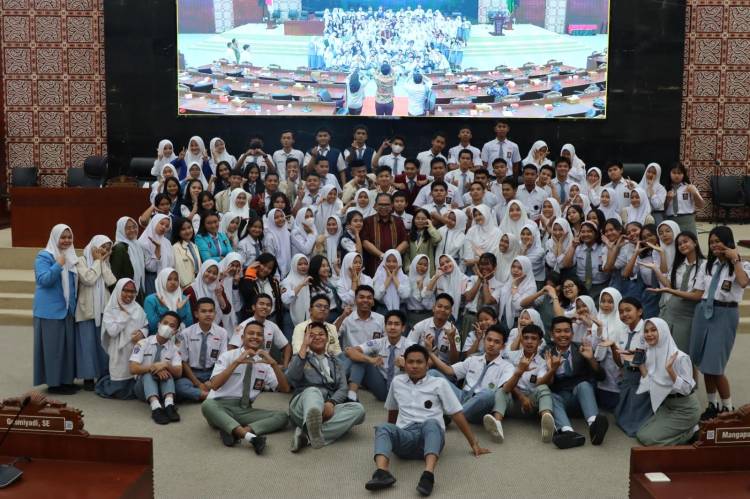 150 Siswa SMA se-Kota Medan Lakukan &ldquo;Parliament Tour With Bang Bas&rdquo; ke DPRD SU