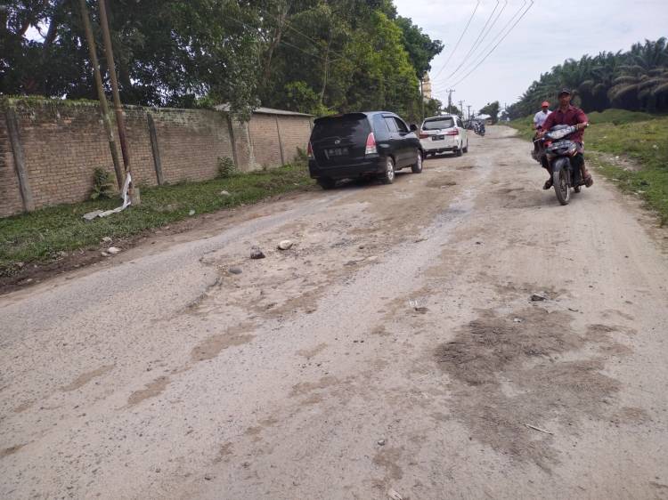 Masyarakat Berharap Pemkab Simalungun Perbaiki Jalan Serbelawan - Bandar Huluan