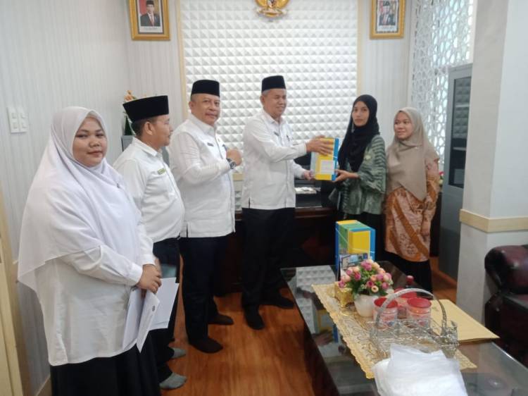 Kakanwil Kemenag Sumut Serahkan Bantuan Media Pembelajaran