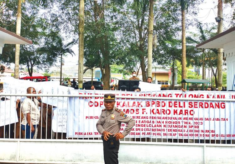 Puluhan Tenaga Satgas BPBD Demo ke Kantor Bupati Deliserdang Minta Dipekerjakan Kembali