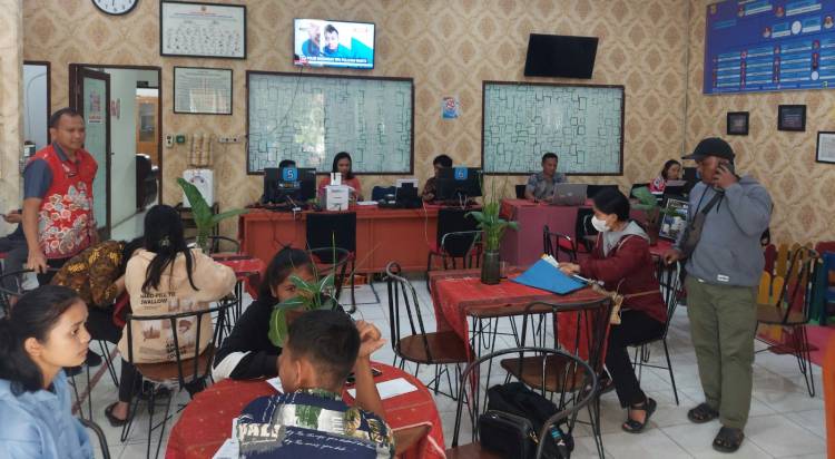 Disdukcapil Dairi &ldquo;Jemput Bola&rdquo; Rekam E-KTP Bagi Pemilih Pemula