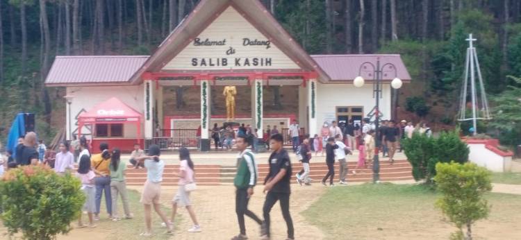 Suasana Tahun Baru, Objek Wisata Salib Kasih Dipadati Pengunjung