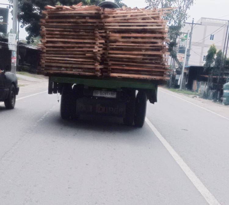 Truk Angkut Lempengan Kayu Tanpa Penutup Bebas Melintas di Tebingtinggi Ancam Keselamatan Pengendara