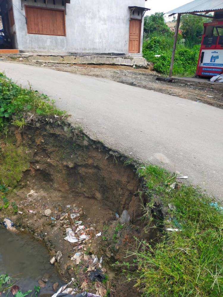Sisi Jalan di Desa Kutagugung Amblas, Hingga Kini Belum Diperbaiki