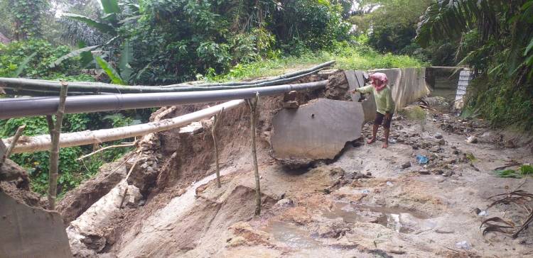 Proyek Rehab Dikerjakan Senilai Rp 1,9 M, Tembok Irigasi Induk Siborna Kembali Ambruk